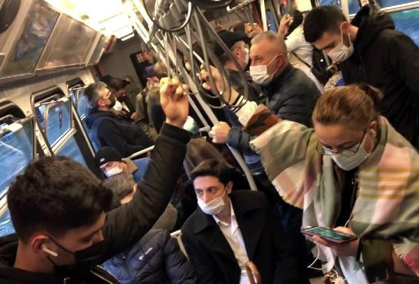 Bu görüntü İstanbul'dan! Metro ve metrobüste yine 'sosyal mesafesiz' ulaşım