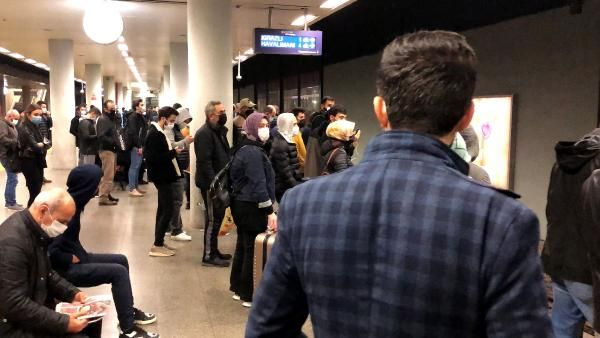 Bu görüntü İstanbul'dan! Metro ve metrobüste yine 'sosyal mesafesiz' ulaşım