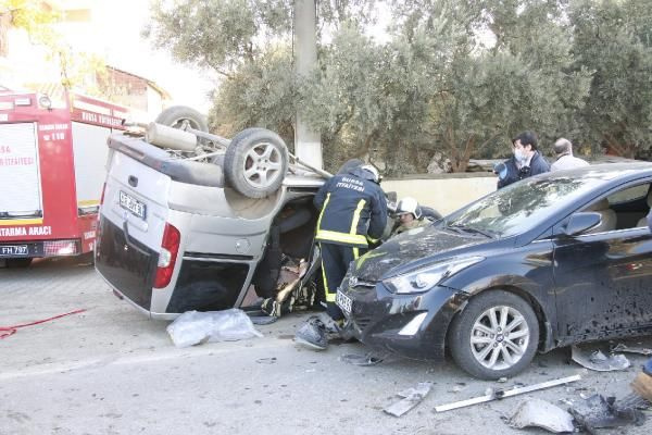 Bursa'da feci kaza! TIR'a çarpan sürücü takla atan aracının altında kaldı