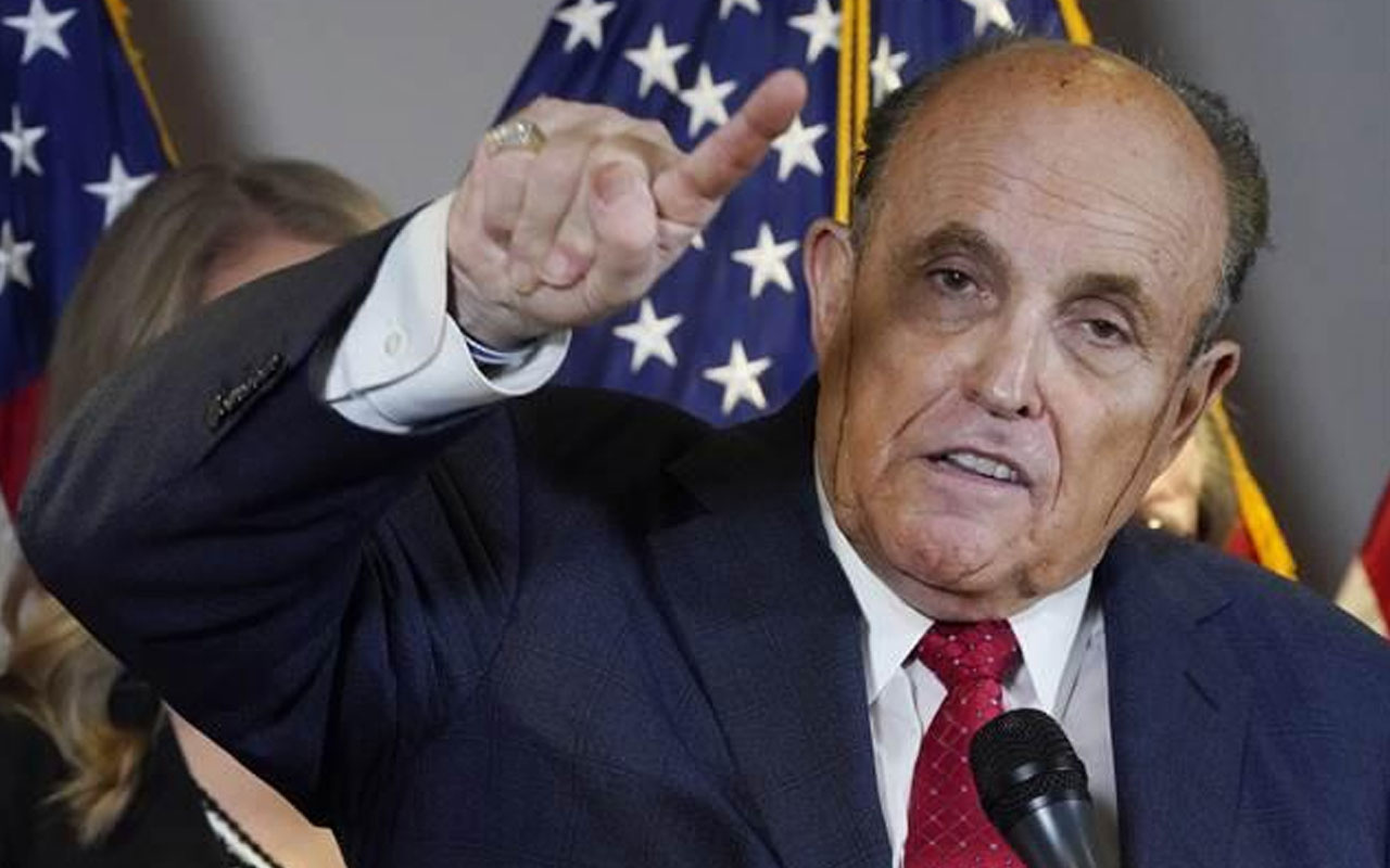 Trump’ın avukatı Rudy Giuliani'nin basın toplantısında zor anları!