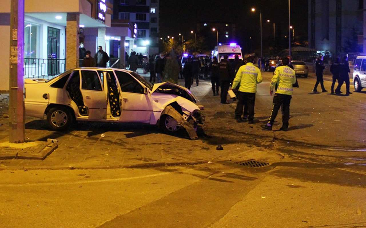 Kayseri'de iki otomobil çarpıştı: 6 yaralı