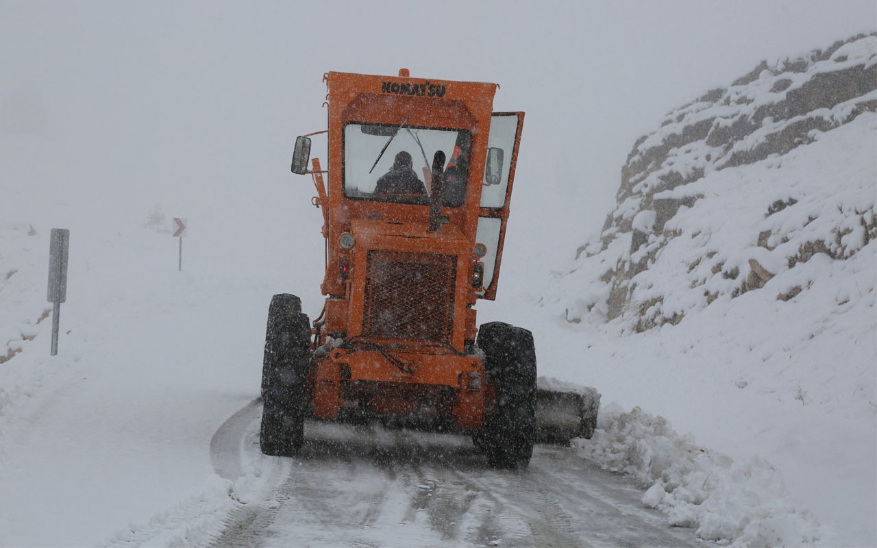 Tunceli’ye mevsimin ilk karı düştü! 31 köy yolu kapandı