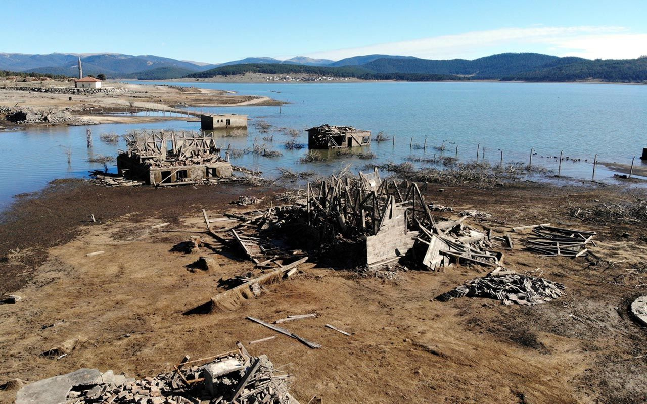Bolu'da 50 milyon metreküp suyun yüzde 80'i boşaltıldı hizmet binaları ortaya çıktı