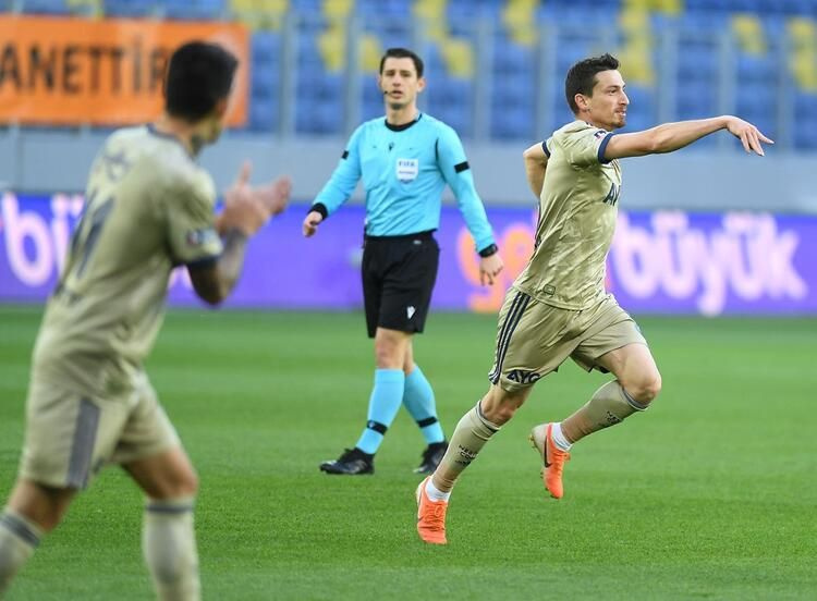 Fenerbahçe'de Mert Hakan Yandaş'ın gol sevinci olay! Taraftar oynanan oyuna kucak açtı