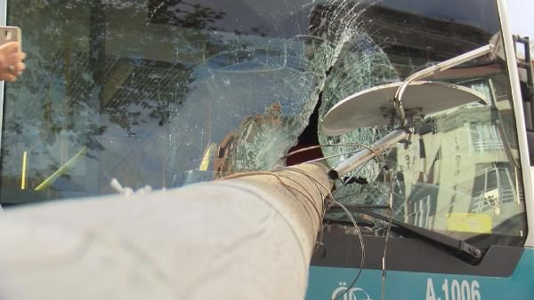 İstanbul'da korkunç kaza! Otobüsün camından direk girdi, şoförü kıl payı ölümden döndü