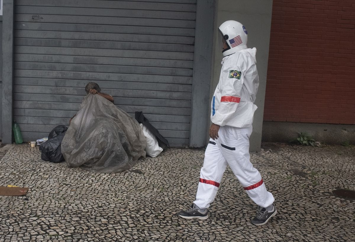 Koronavirüsten astronot kıyafetiyle korunmaya çalışıyor! İlginç Brezilyalı