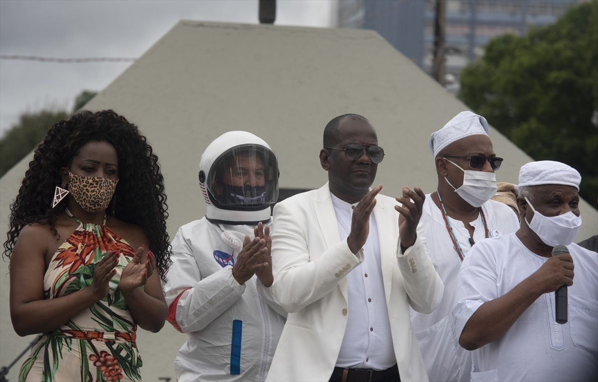 Koronavirüsten astronot kıyafetiyle korunmaya çalışıyor! İlginç Brezilyalı