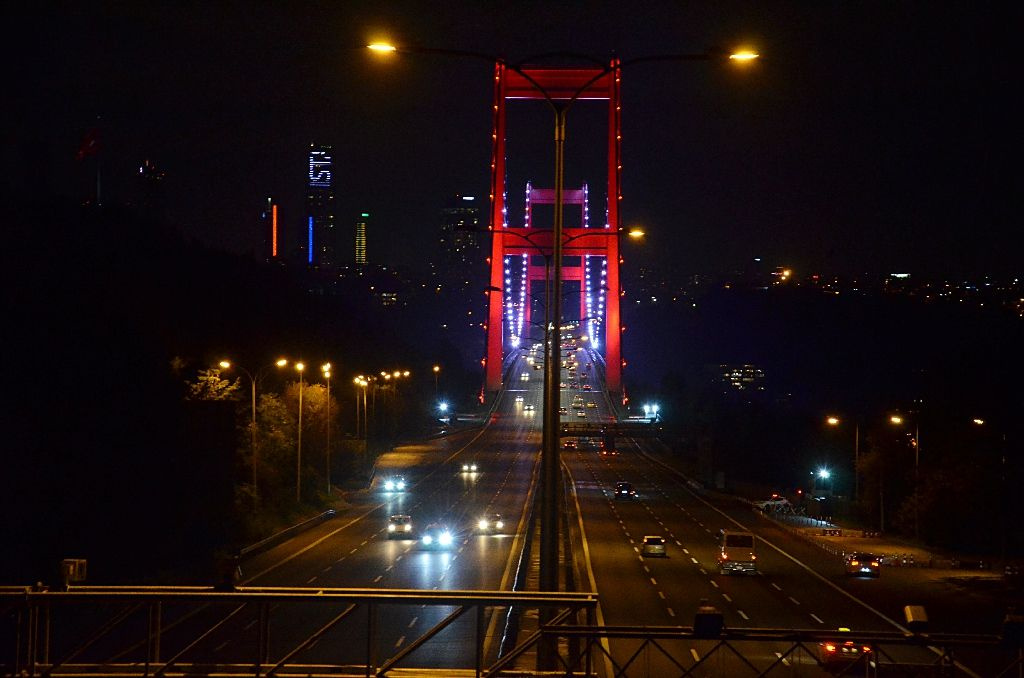 Türkiye sokağa çıkma kısıtlamasıyla sessizliğe büründü