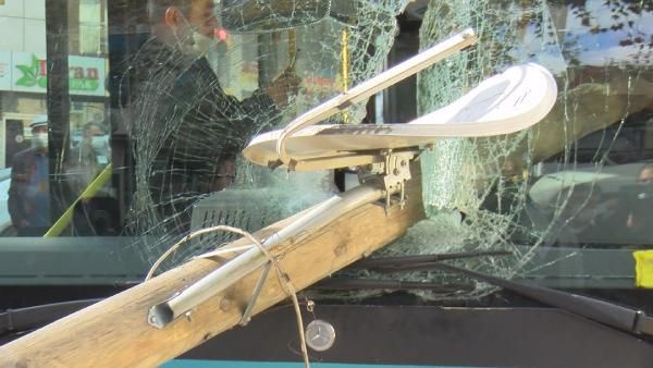 İstanbul'da korkunç kaza! Otobüsün camından direk girdi, şoförü kıl payı ölümden döndü