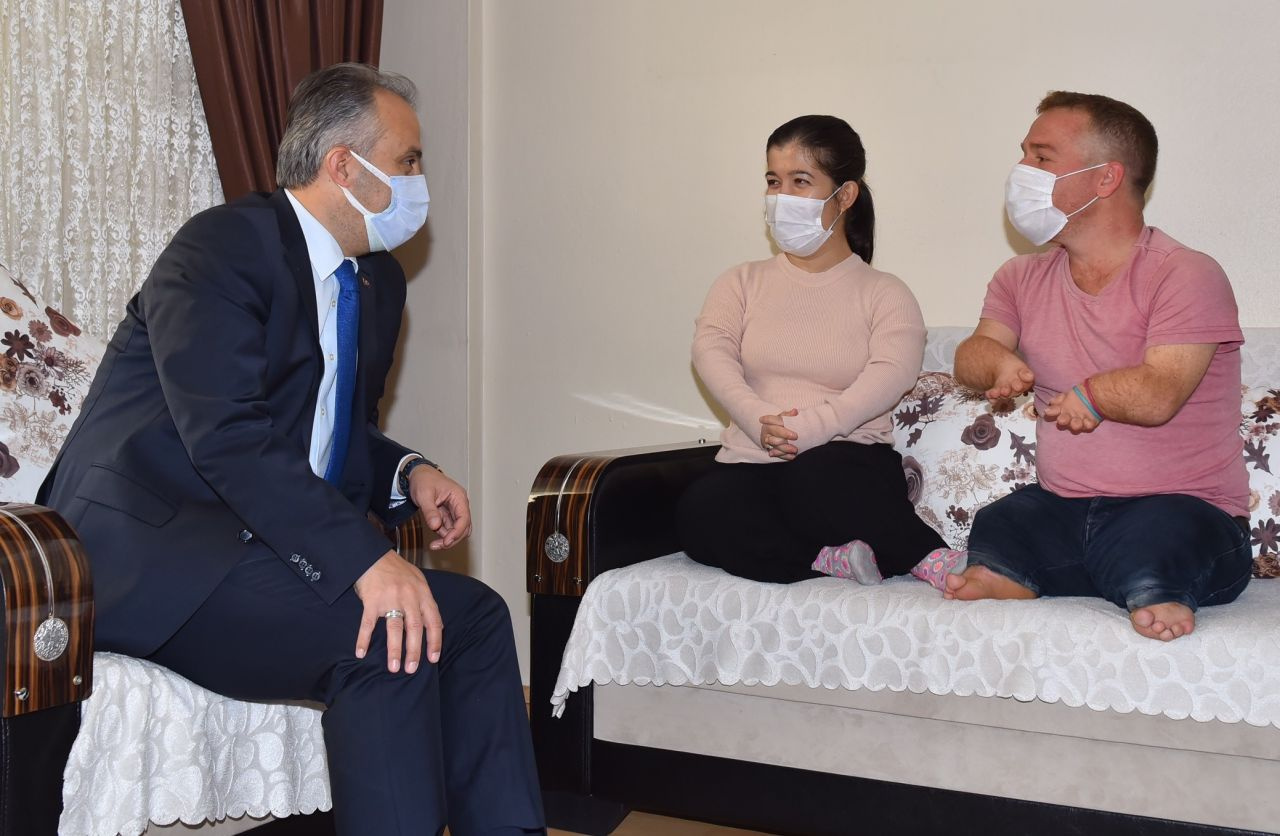 Bursa'da cüce çiftin yüzünü Başkan Alinur Aktaş güldürdü! Mutlulukları boylarından büyük