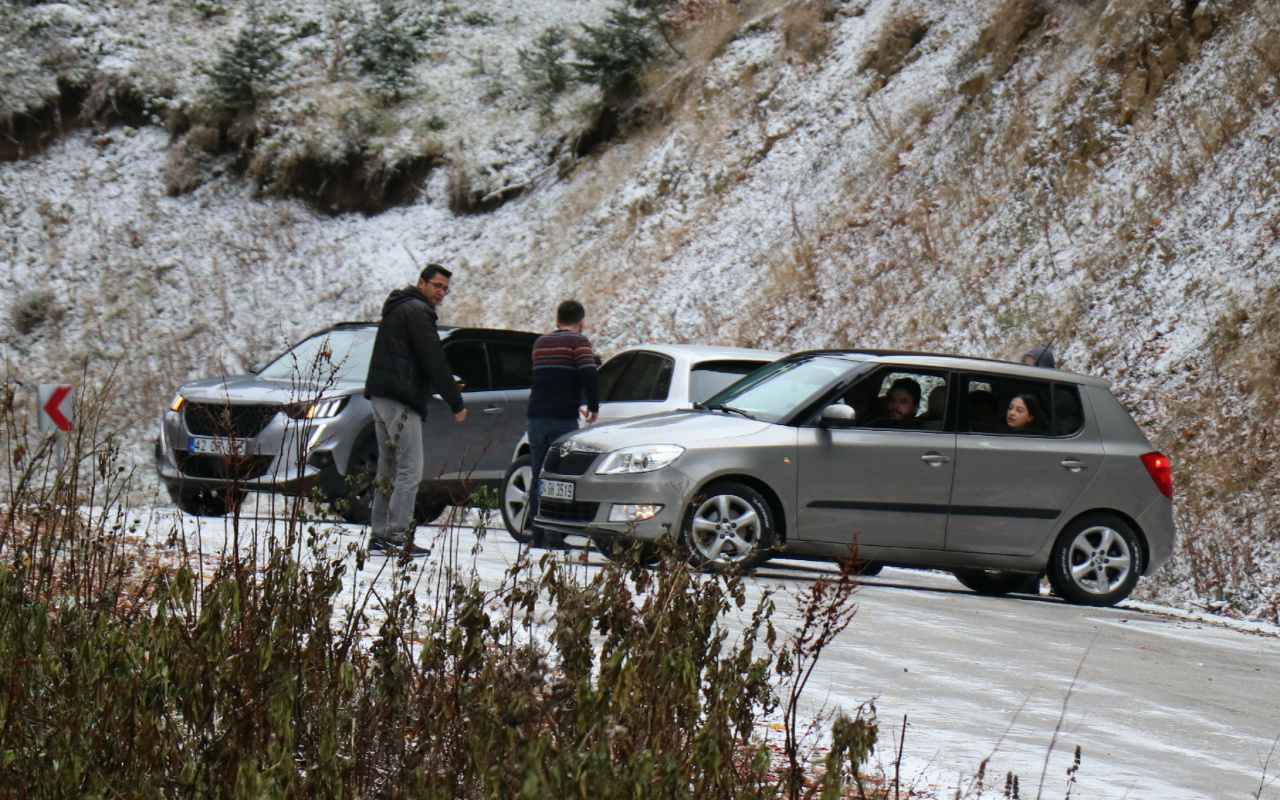 Bolu Yedigöller'e gelen tatilcilere kar engeli