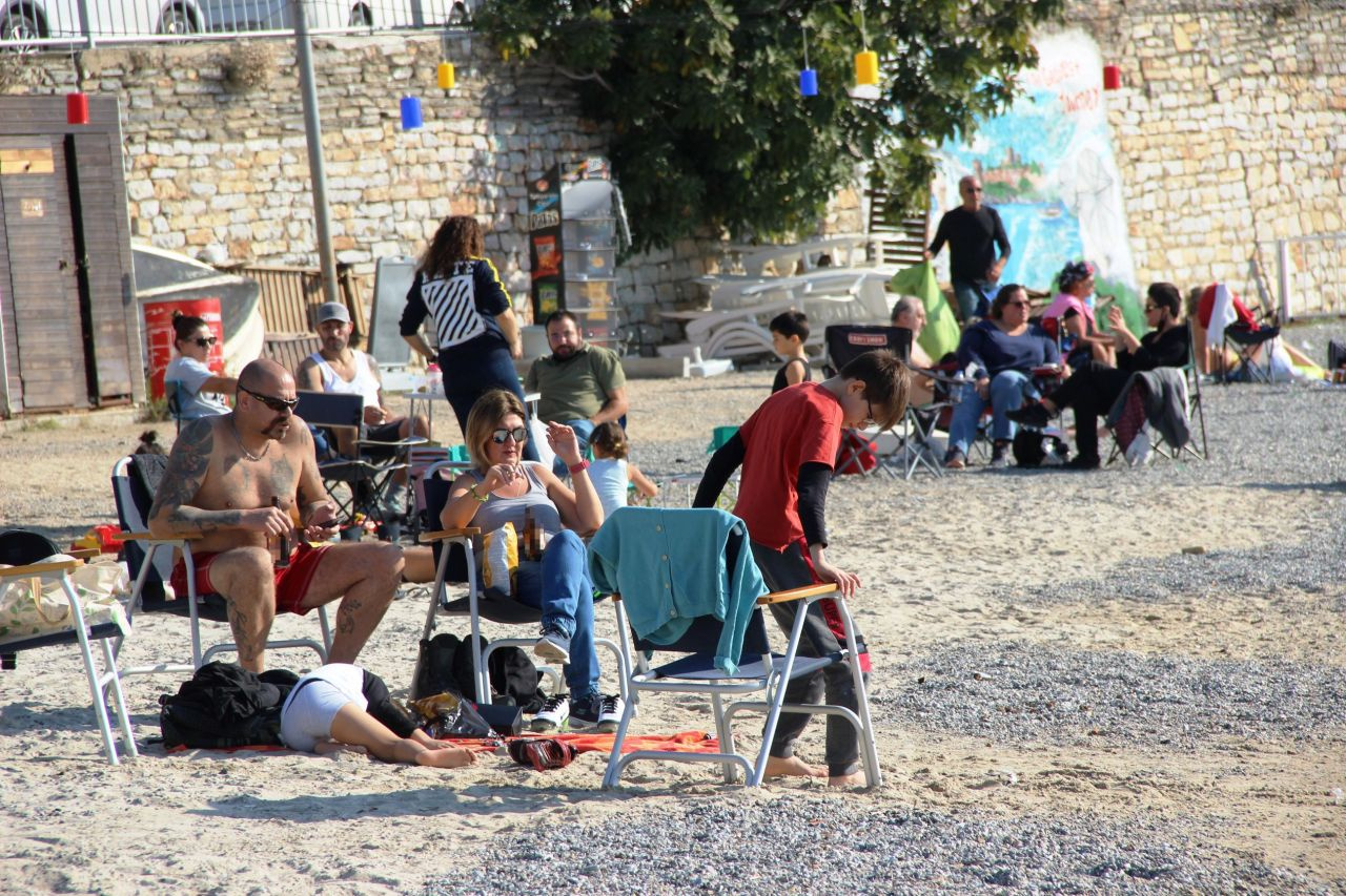 Muğla ve Antalya'da kısıtlama bitti! Virüse aldırış etmeden plajlara akın ettiler