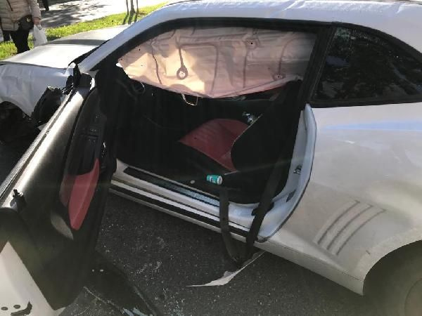 Sosyal medya fenomeni Enes Batur kaza yaptı!  Lüks otomobili paramparça oldu