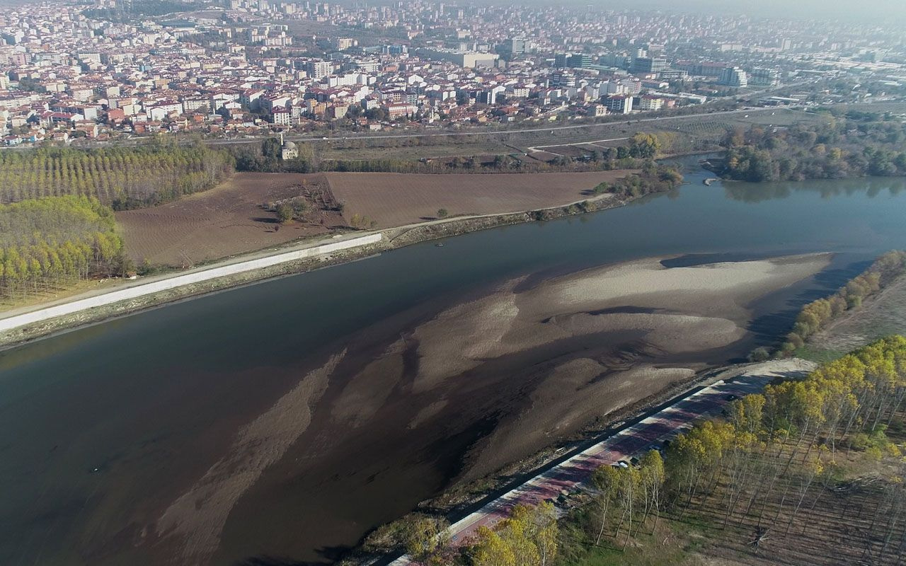 90 yıldır böylesi görülmedi! Bulgaristan ve Edirne'deki kuraklık Meriç'te kum adacığı oluşturdu
