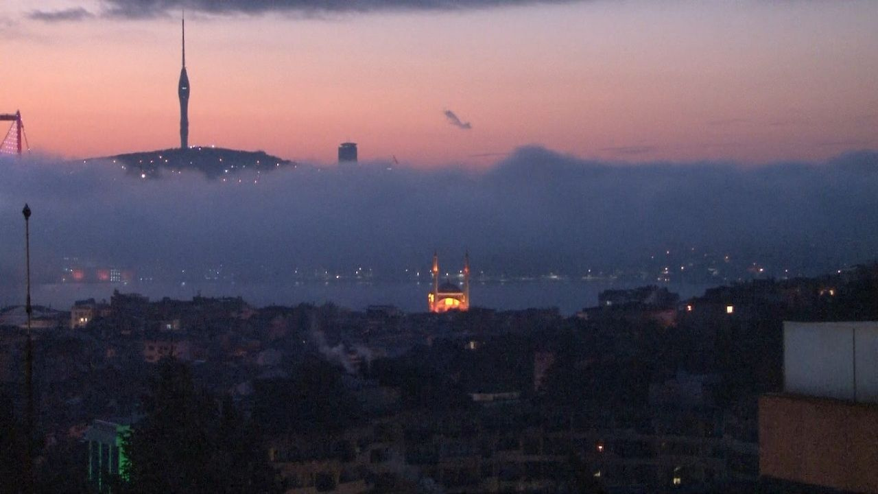 İstanbul Boğazı'nda sis şöleni! 15 Temmuz Şehitler Köprüsü kayboldu vapur seferleri iptal
