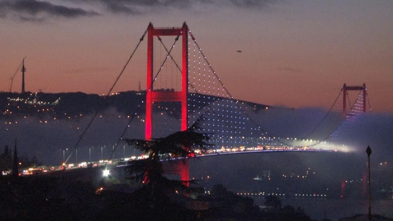 İstanbul Boğazı'nda sis şöleni! 15 Temmuz Şehitler Köprüsü kayboldu vapur seferleri iptal