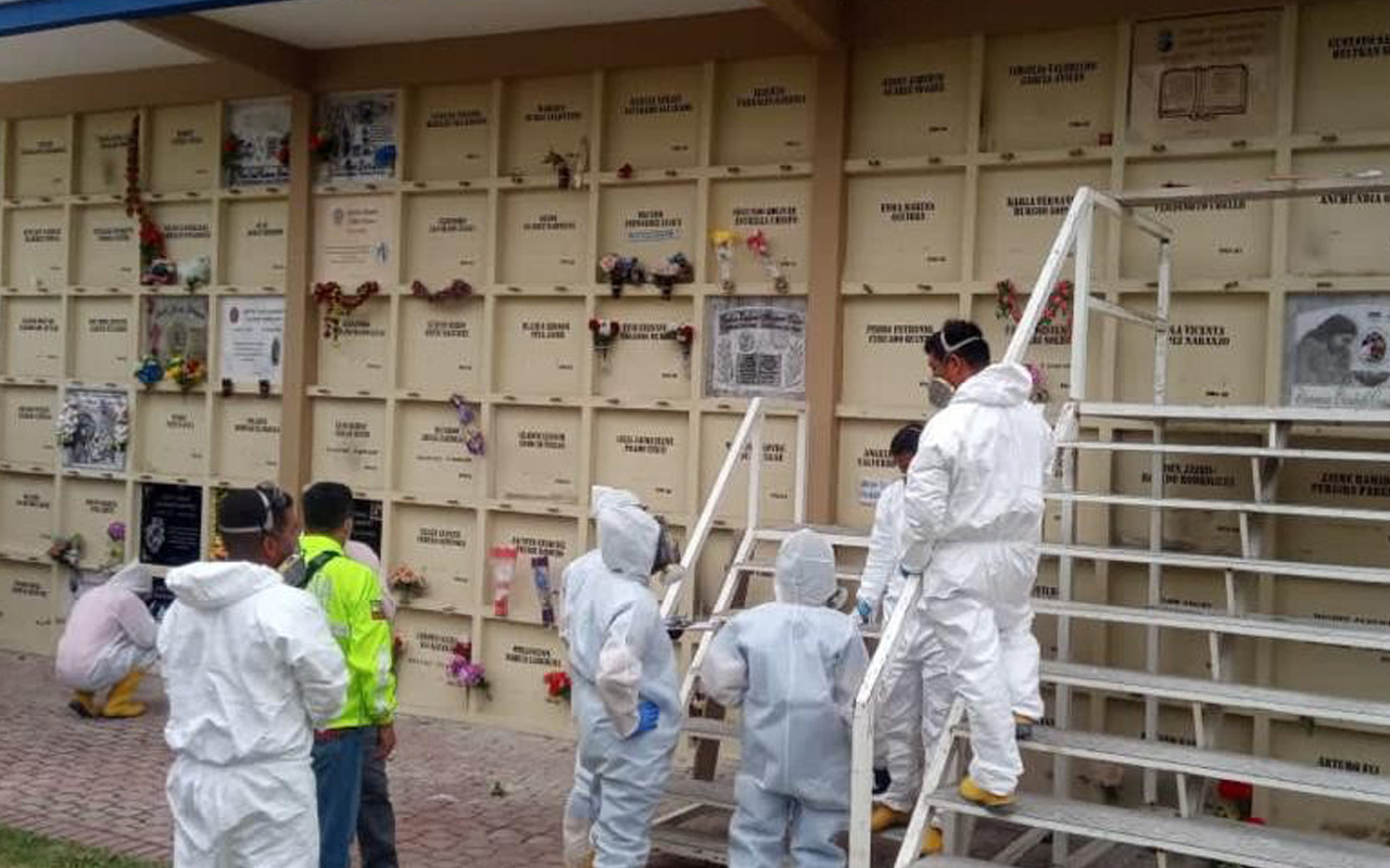 Ekvador’da koronavirüsten ölenler mezardan çıkarılıyor kimlikleri tespit edilecek