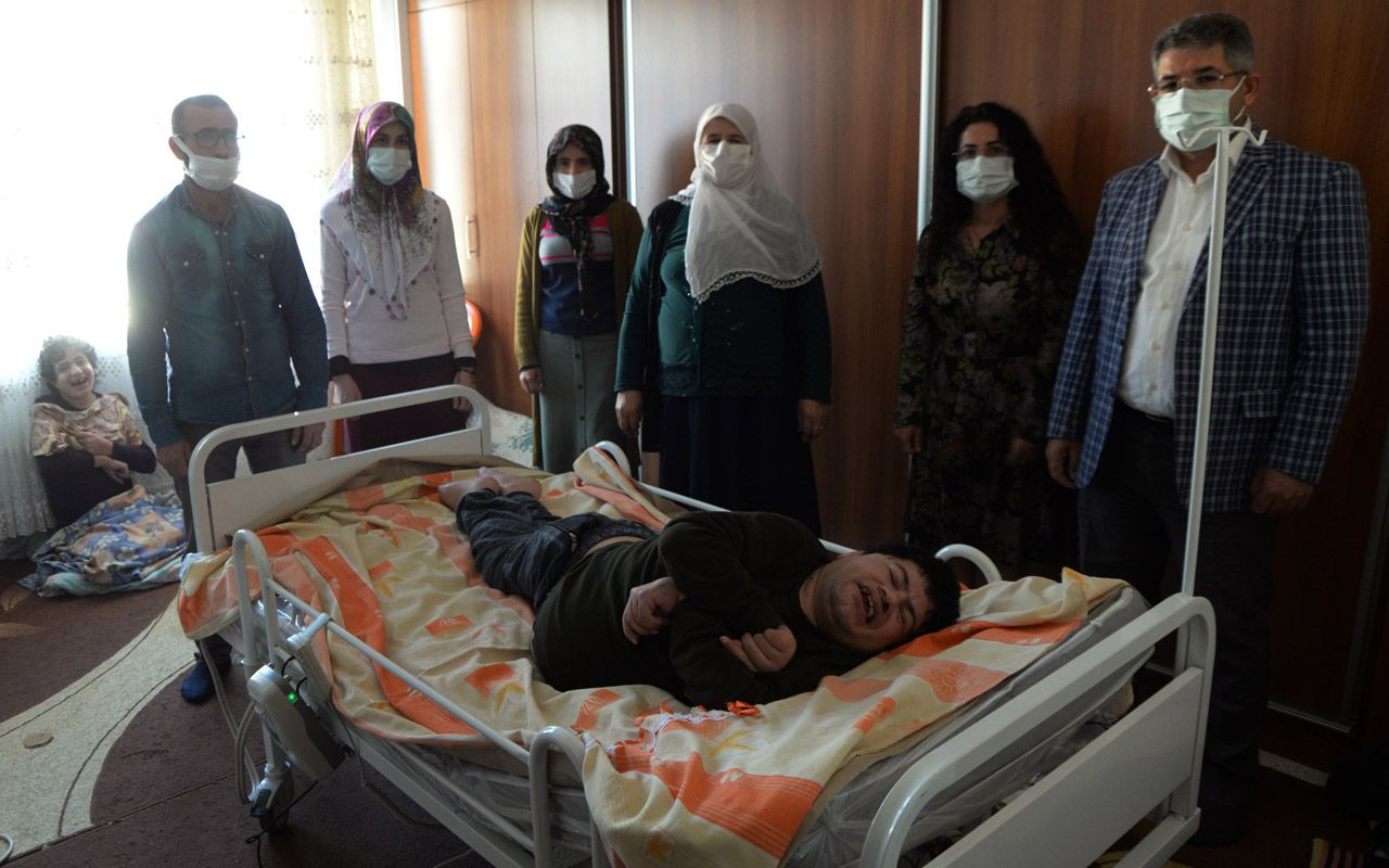 Mersin'de 11 çocuklu ailede yatağa mahkum Übeytullah'ın yüzü güldü