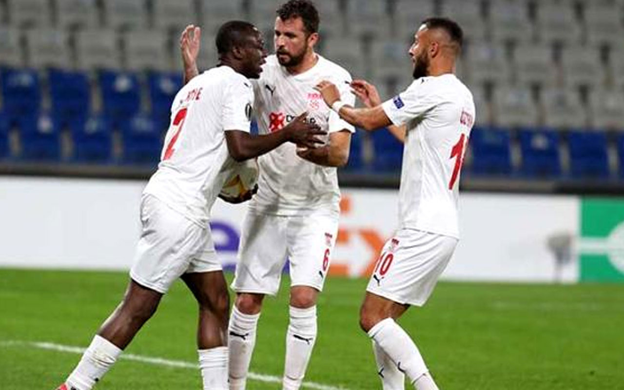 Sivasspor geriye düştüğü maçta Karabağ'ı 3-2 mağlup etti