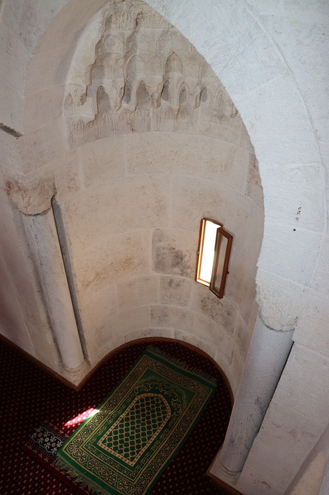 Hatay'da bu camide 500 yıldır dönüyor ziyaretçiler hayranlıkla inceliyor