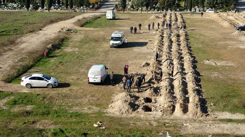 Bursa'da vaka sayısı patladı mezarlığın yanında oturan kadın: Perdeyi açmaya korkar oldum