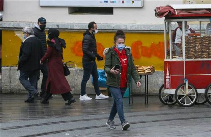 Taksim'de koronavirüs yasakları hiçe sayıldı