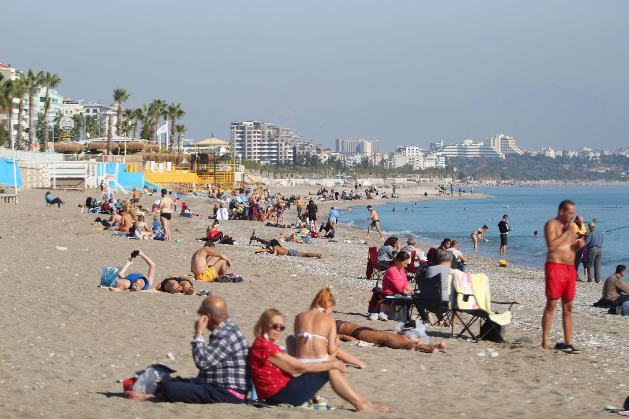 Antalya'da koronavirüs unutuldu! Kısıtlama kalktı vatandaşlar soluğu plajlarda aldı