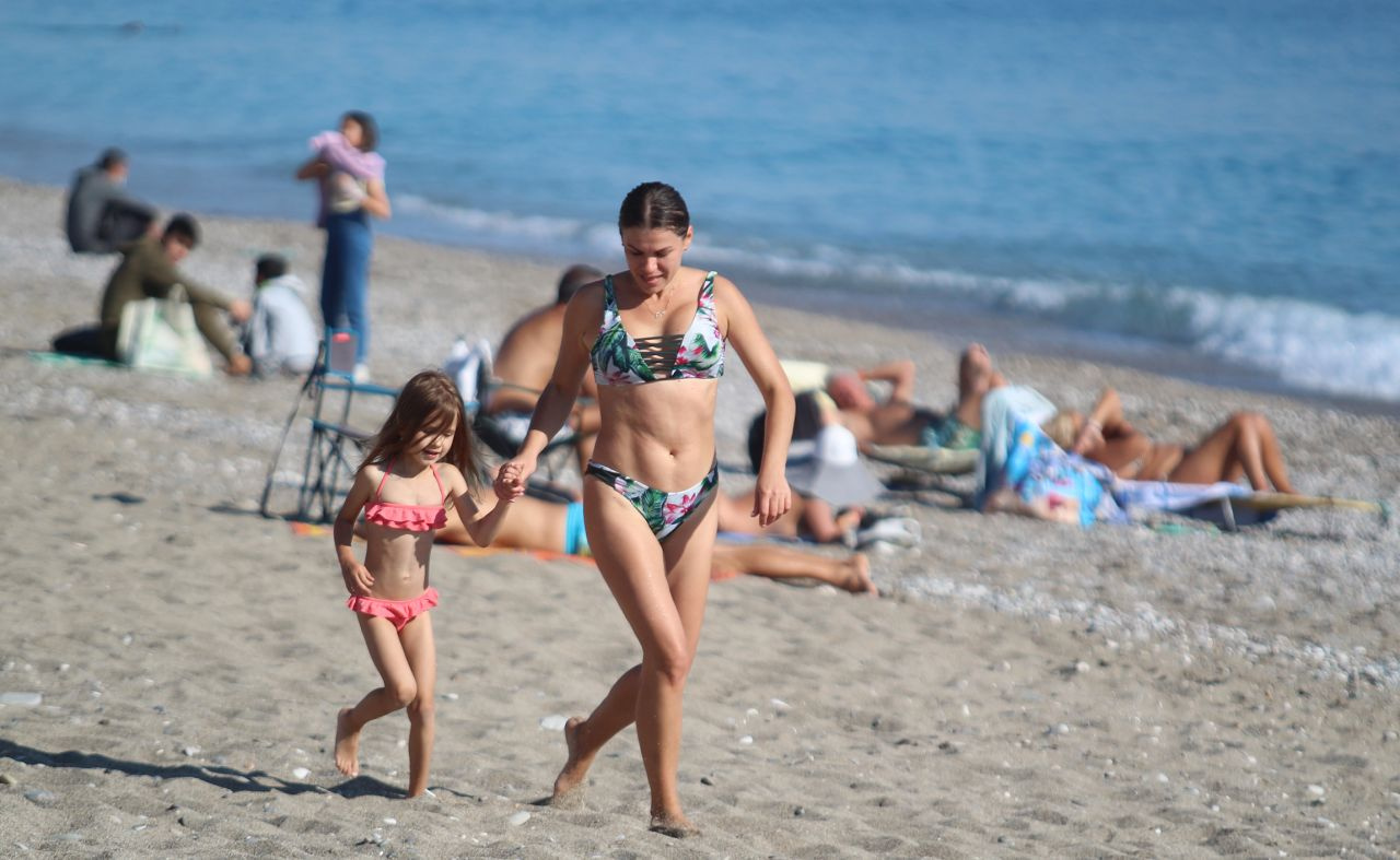 Antalya'da koronavirüs unutuldu! Kısıtlama kalktı vatandaşlar soluğu plajlarda aldı