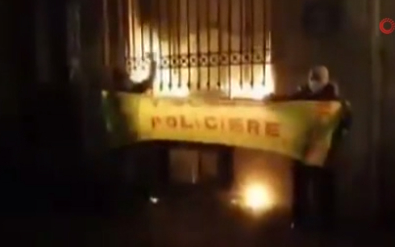 Fransa’da protestocular Merkez Bankasını ateşe verdi