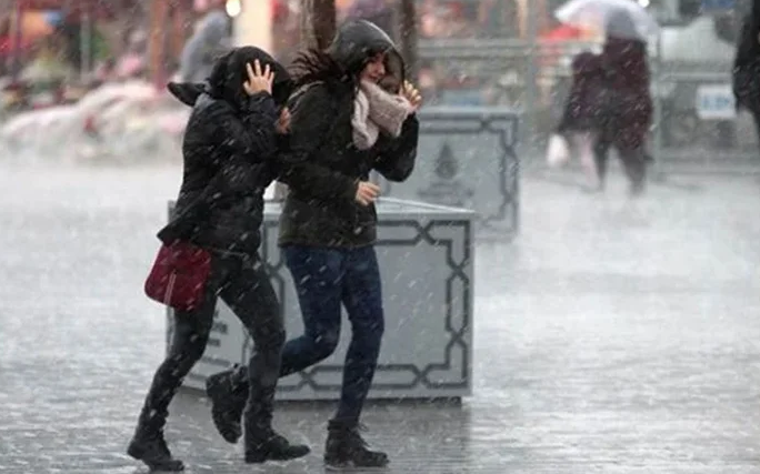İstanbul'da bugün hava buz kesecek! Kar Edirne'den giriş yaptı