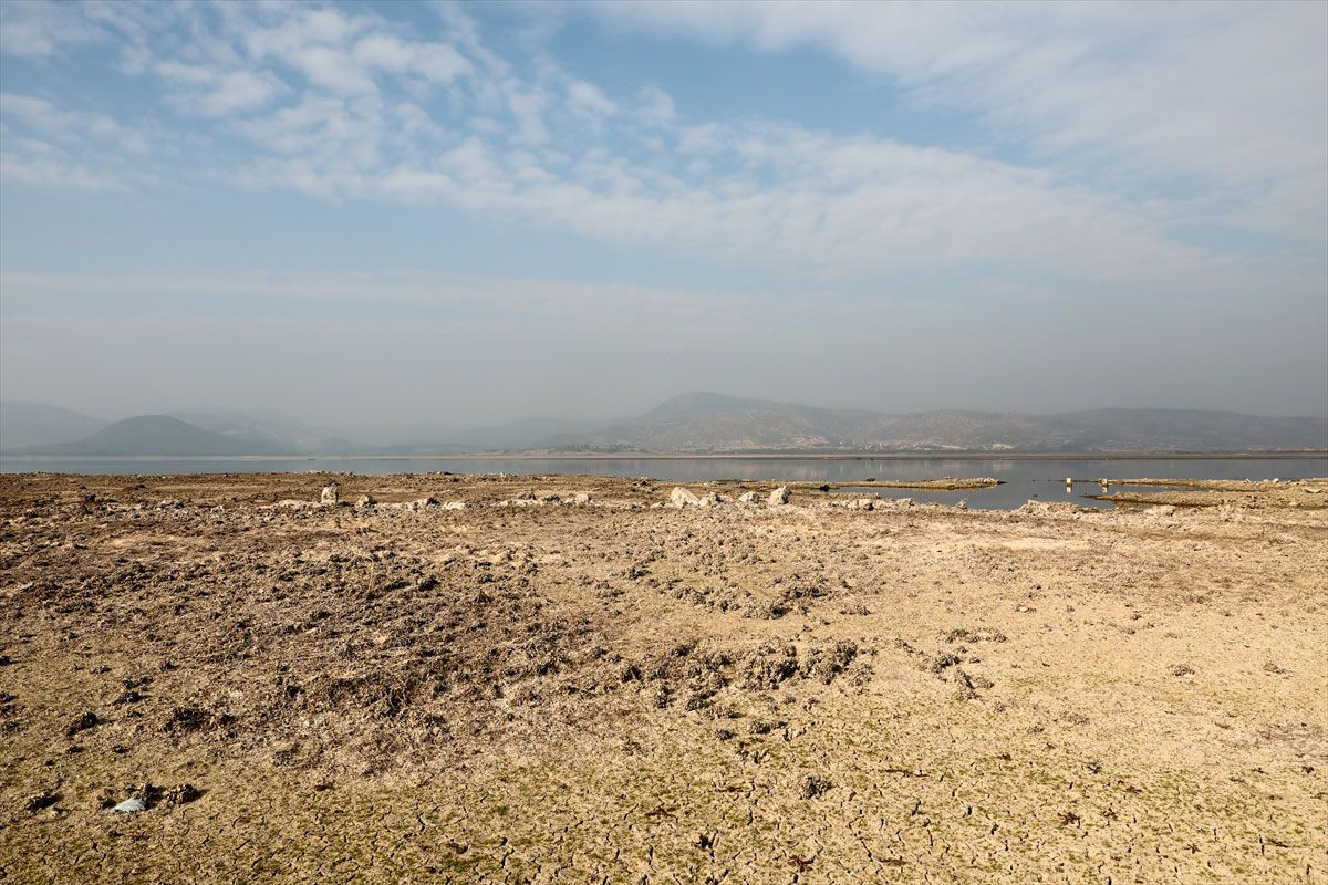 İzmir'de korkutan görüntü! Baraj suları altında kalan köyün kalıntıları ortaya çıktı