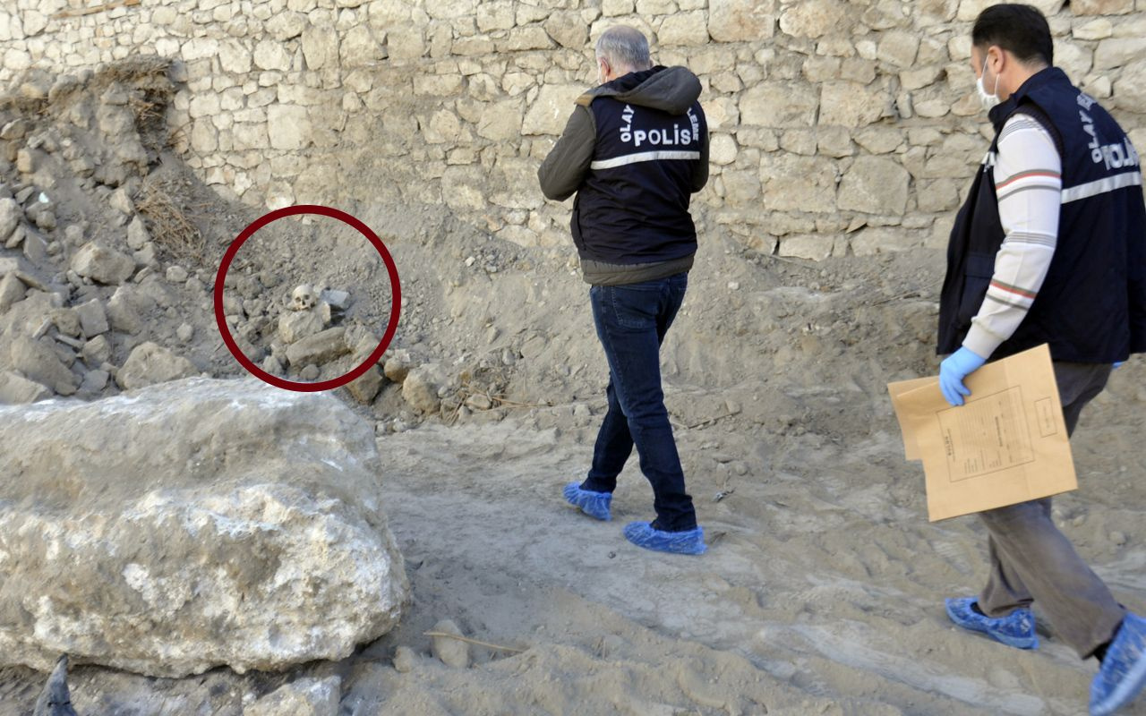 Karaman'da kafatası paniği: Yıkılan metruk evin temelinden çıktı