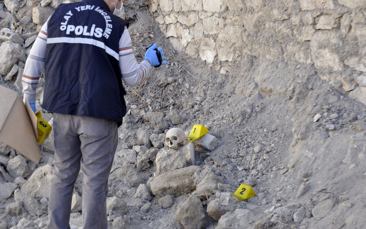 Karaman'da kafatası paniği: Yıkılan metruk evin temelinden çıktı