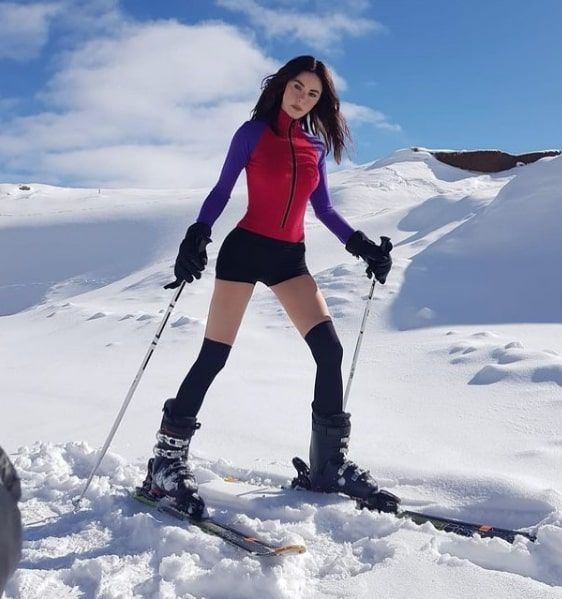 Defne Samyeli karda mayolu pozlarını yayımladı yine sosyal medya sallandı