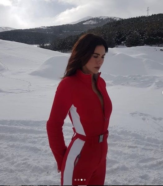 Defne Samyeli karda mayolu pozlarını yayımladı yine sosyal medya sallandı