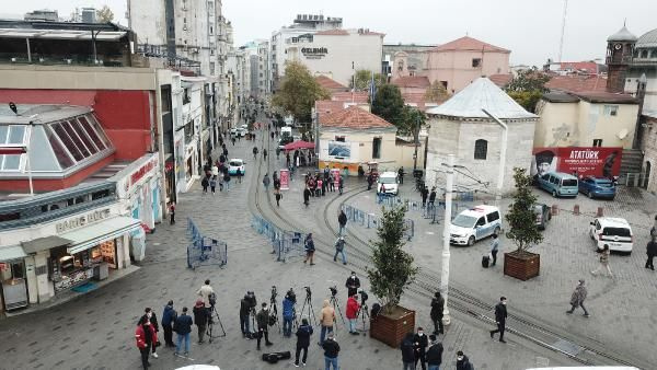 İstiklal Caddesi'nde 7000 kişi kuralı başladı! Yapıştırılan stickerler ile caddeye gelenler yönlendiriliyor
