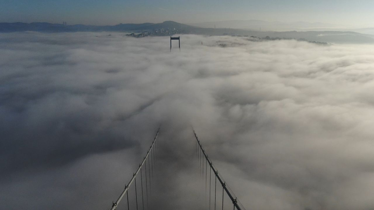 FSM Köprüsü'nde sis büyüledi! Eşsiz manzara böyle görüntülendi