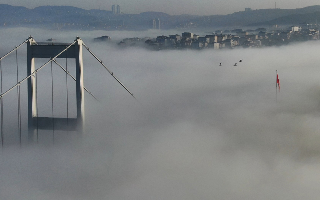 FSM Köprüsü'nde sis büyüledi! Eşsiz manzara böyle görüntülendi