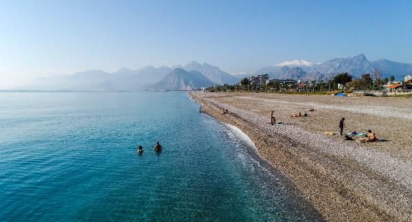 Antalya'da vaka artışı yüzde 100! Sahiller turistlere kaldı