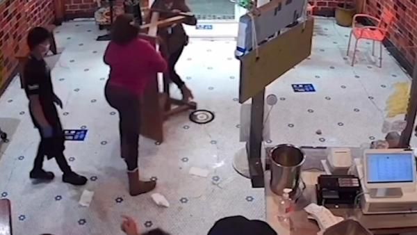 ABD’de yaşandı! Bir babaanne torununa şişe fırlatan kadını masayla dövdü
