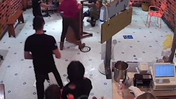 ABD’de yaşandı! Bir babaanne torununa şişe fırlatan kadını masayla dövdü
