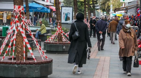 Yüzde 100 vaka artışı olan Antalya! Kişi sınırlaması getirilen caddeye, bariyerleri aşıp giriyorlar