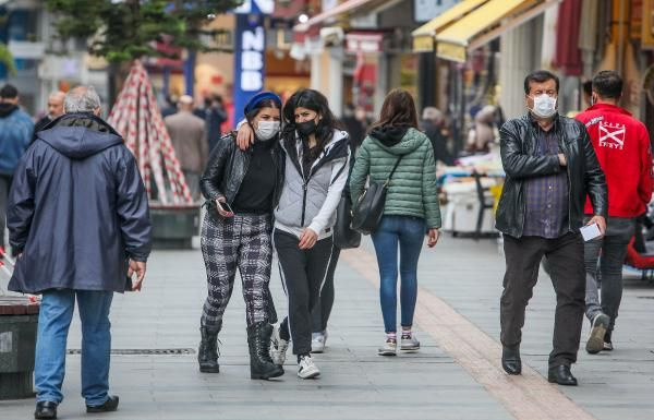 Yüzde 100 vaka artışı olan Antalya! Kişi sınırlaması getirilen caddeye, bariyerleri aşıp giriyorlar