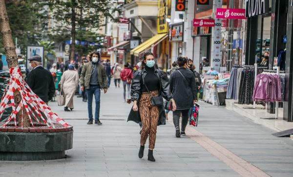 Yüzde 100 vaka artışı olan Antalya! Kişi sınırlaması getirilen caddeye, bariyerleri aşıp giriyorlar