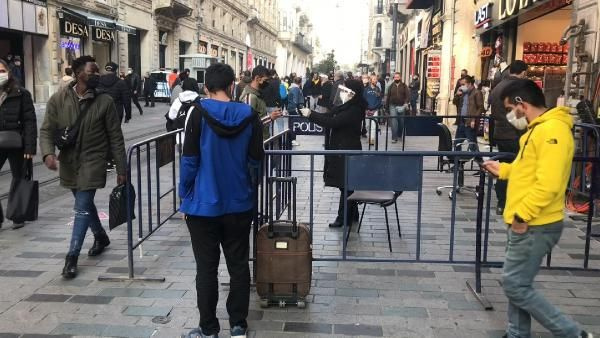 İstiklal Caddesi'nde tekme tokat sosyal mesafe kavgası "Bir şeye kafam bozuktu"