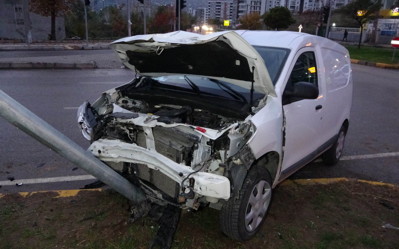 Samsun'da kavşakta iki araç kafa kafaya çarpıştı: Yaralılar var