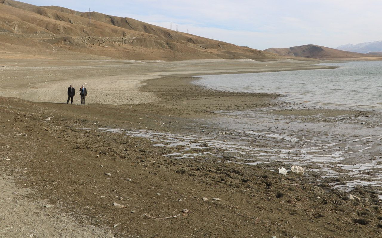 Baraj çekildi mezarlar ortaya çıktı! Sivas'ta yüzmeye korkuyorlardı