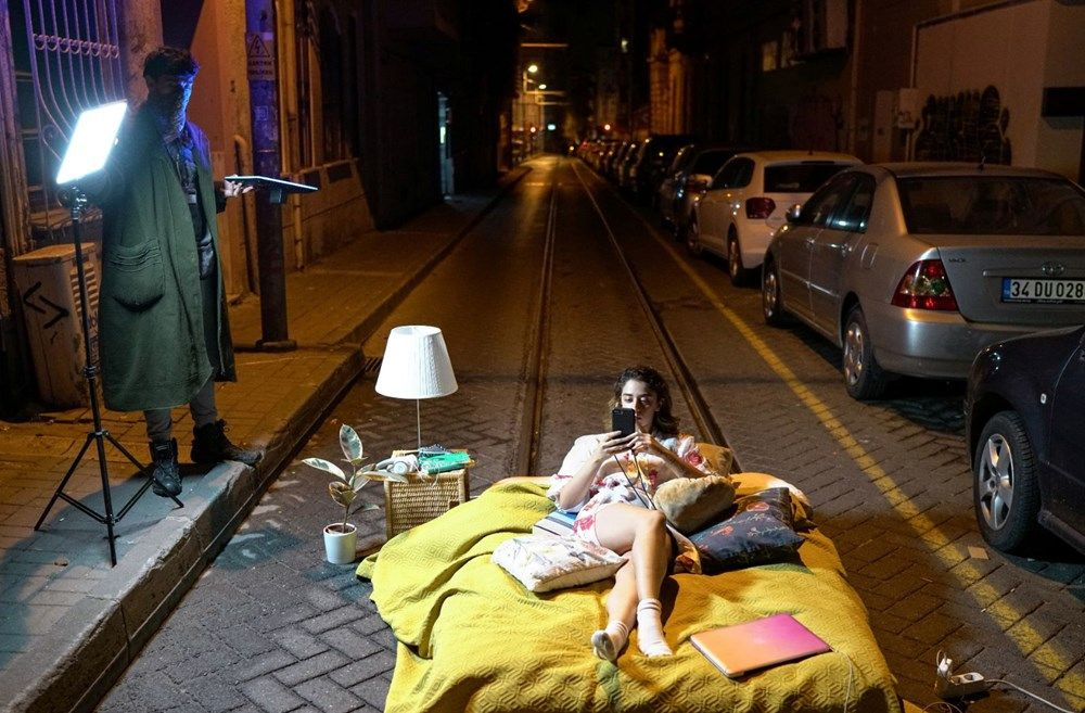 Kadıköy'de şaşırtan görüntü! Yatak odasını sokağa taşıdı