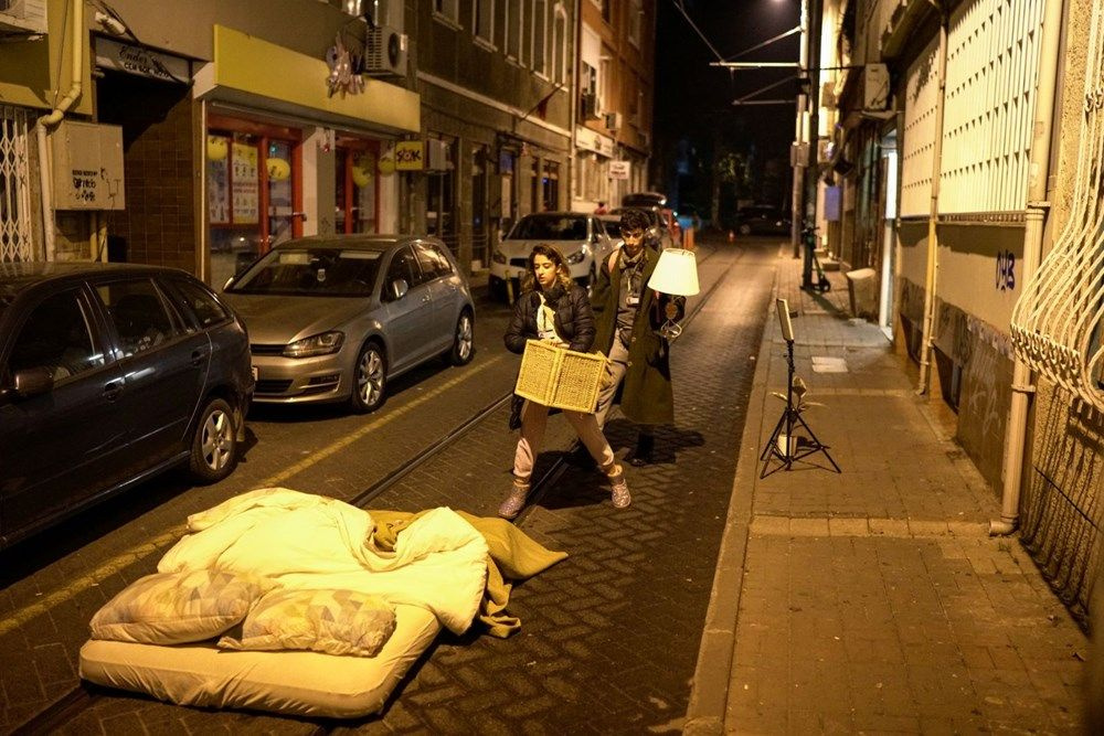 Kadıköy'de şaşırtan görüntü! Yatak odasını sokağa taşıdı