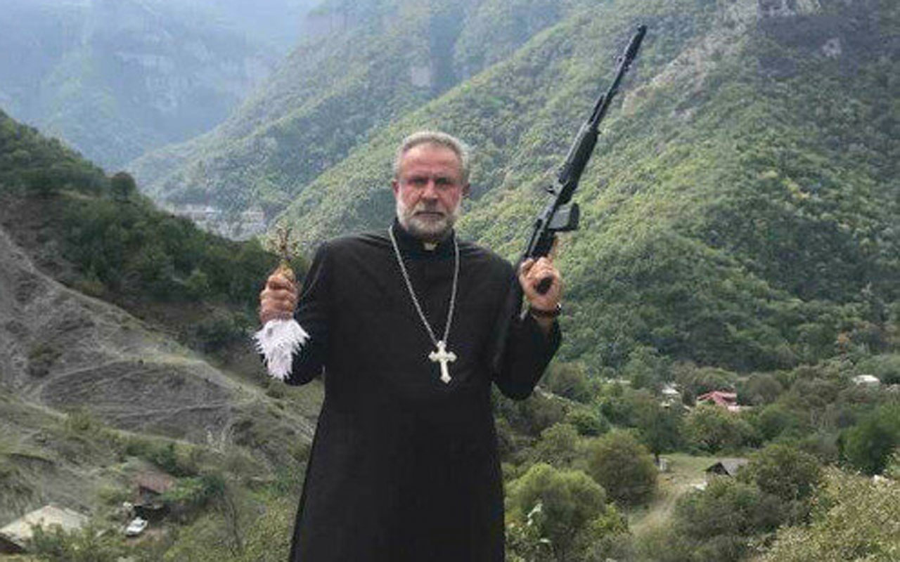Karabağ'da silahla poz veren Ermeni papaz Erivan'da günler sonra ortaya böyle çıktı